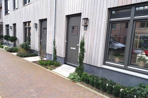 De Kiem gevelplint van Belgisch hardsteen